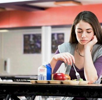 Bahaya, Sering Makan Sendirian Bisa Berdampak Buruk Bagi Kesehatan