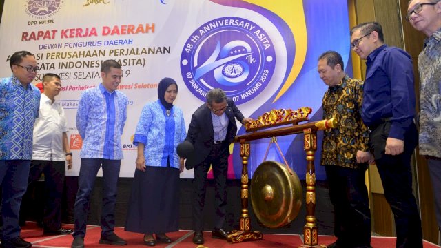 Gubernur Sulsel, Nurdin Abdullah memukul Gong tanda dimulainya Rapat Kerja ke-3 DPD Asosiasi Perusahaan Perjalanan Wisata (ASITA) Sulawesi Selatan, di Hotel Novotel Makassar, Sabtu (02/02/2019).