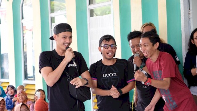 Komedian dan Sineas Sulsel memghibur korban pengungsi bencana longsor di Sapaya, Kecamatan Bungaya, Kabupaten Gowa, Minggu (03/02/2019).