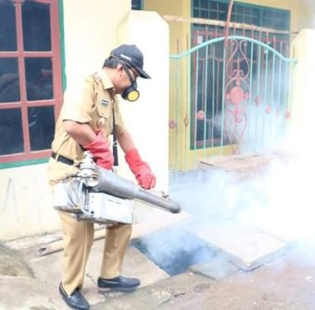 Antisipasi Penyebaran Virus DBD, Danny Pomanto Turun Langsung Operasikan Alat Fogging