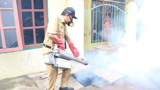 Wali Kota Makassar, Moh. Ramdhan 'Danny' Pomanto menyemprotkan asap (fogging) di saluran air limbah rumah warga, Kelurahan Kampung Buyang, Kecamatan Mariso, Senin (04/02/2019).
