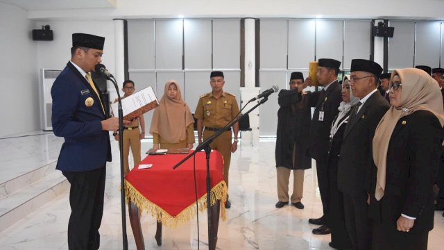 Bupati Gowa, Adnan Purichta Ichsan melantik 48 pejabat fungsional di Kantor Bupati Gowa, Senin (04/02/2019).
