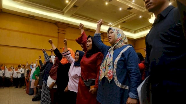 Ratusan TKSK mendeklarasikan pilar-pilar antihoax pada acara peningkatan peran serta masyarakat sebagai mitra pemerintahan dalam pembangunan sosial, di Claro Hotel Makassar, Rabu (06/02/2019).