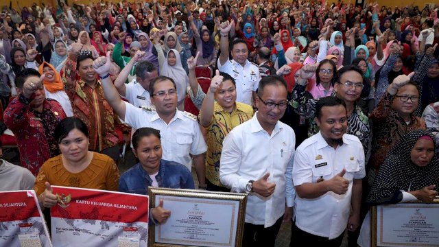 Menteri Sosial RI, Agus Gumiwang Kartasasmita menyalurkan Bantuan Sosial Non Tunai Program Keluarga Harapan dan Bantuan Pangan Non Tunai, di Celebes Convention Center Makassar, Rabu (06/02/2019).