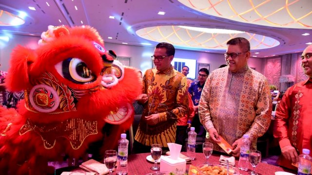 Gubernur Sulsel, Nurdin Abdullah bersama Ketua DPRD Sulsel Moh. Roem menghadiri perayaan Imlek, di West Hall Convention Hall Upperhills, Jl. Metro Tanjung Bunga Makassar, Rabu (06/02/2019).