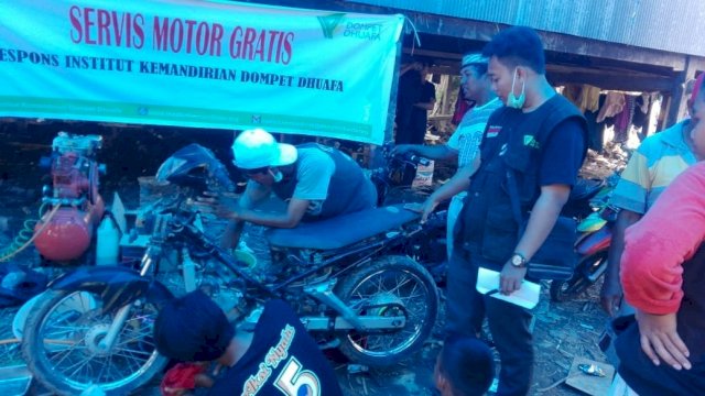 layanan servis sepeda motor gratis bagi korban terdampak banjir di Lembang Loe, Kelurahan Balang, Kecamatan Binamu dan di Sapanang Kec. Binamu, Rabu (06/02/2019).