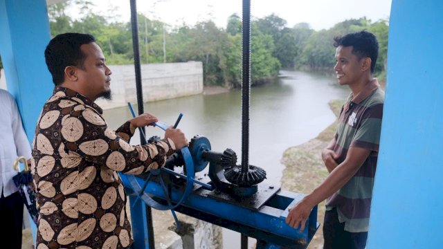 Wakil Gubernur Sulsel, Andi Sudirman Sulaiman meninjau bendungan waru-waru, Desa Batu Gading, Kecamatan Mare, Kabupaten Bone, Sabtu (09/02/2019).