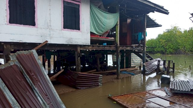 Kondisi rumah warga di Desa Polewali, Kecamatan Kajuara, Kabupaten Bone yang rusak akibat diterjang angin puting beliung, Minggu (10/02/2019).