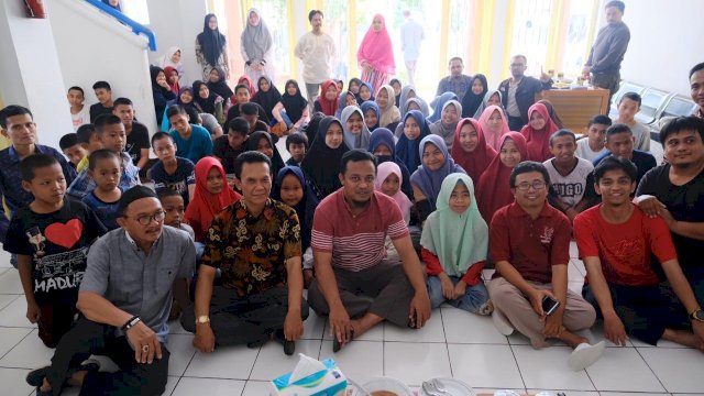 Wakil Gunernur Sulsel, Andi Sudirman Sulaiman bersama anak-anak di Panti Asuhah Seroja, Kabupaten Bone, Minggu (10/02/2019).