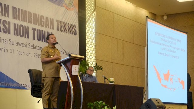 Wakil Gubernur Sulsel, Andi Sudirman Sulaiman memberikan arahan pada Sosialisasi Pergub tentang Implementasi dan Bimtek Transaksi Non Tunai, di Hotel Claro Makassar, Senin (11/02/2019).