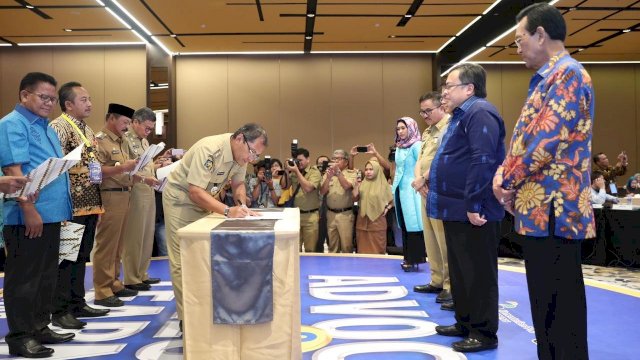 Penandatanganan Deklarasi Makassar sebagai komitmen satu suara tuntaskan sanitasi berlangsung di The Rinra Hotel Makassar, Selasa (12/02/2019).