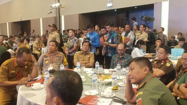 Bupati Soppeng, Andi Kaswadi Razak menghadiri Rapat Koordinasi Pemantapan Penyelenggaraan Pemilu se-Indonesia Timur di Hotel Claro Makassar, Selasa (12/02/2019).