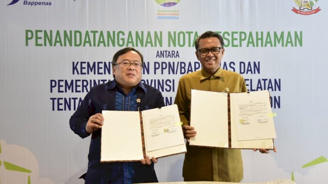 Gubernur Sulawesi Selatan, Nurdin Abdullah dan Menteri PPN, Bambang Brodjonegoro, menandatangani MoU mengenai pembangunan rendah karbon, di Baruga Lounge, Kantor Gubernur Sulsel, Selasa (12/02/2019).