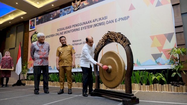 Wakil Gubernur Sulsel, Andi Sudirman Sulaiman mendampingi Wakil Menteri ESDM, Arcandra Tahar, tanda dimulainya sosialisasi aplikasi Minerba Online Monitoring System, di Hotel Four Point by Sheraton Makassar, Selasa (12/02/2019).
