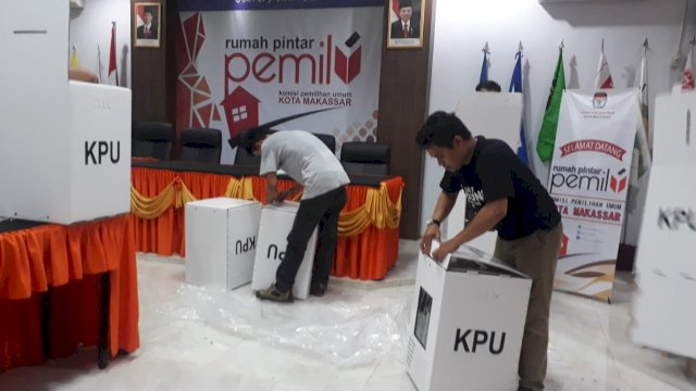 Petugas di Kantor KPU Makassar melakukan perakitan Kotak Suara Karton, Selasa (12/02/2019).
