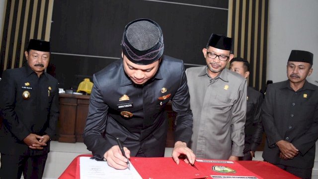 Bupati Gowa, Adnan Purichta Ichsan menandatangani nota kesepahaman Perda Kwpemudaan, di Ruang Rapat Pimpinan Kantor DPRD Kabupaten Gowa, Senin (11/02/2019).