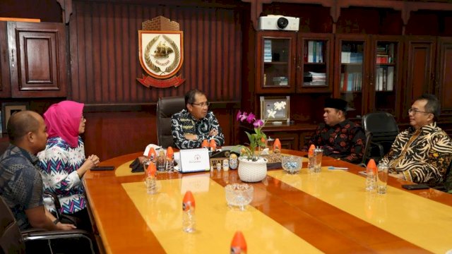 Wali Kota Makassar Moh. Ramdhan Pomanto menerima Wakil Bupati Waringin Barat, Ahmadi Riansyah bersama rombongan, Kamis (04/02/2019).