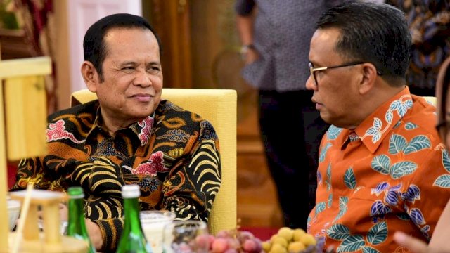 Gubernur Sulsel, Nurdin Abdullah berbincang dengan Bupati Luwu terpilih, Basmin Mattayang, saat makan malam bersama di Rumah Jabatan Gubernur Sulsel, Kamis (14/02/2019).