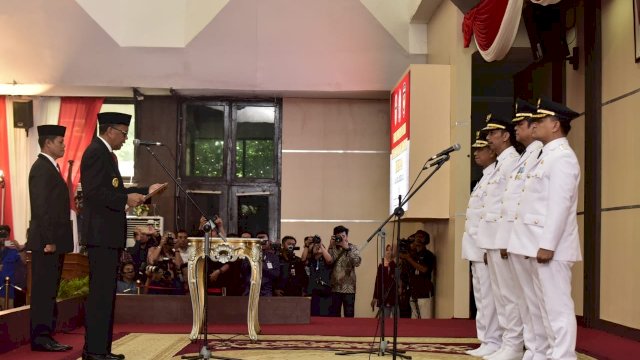 Gubernur Sulsel membacakan sumpah jabatan pada Bupati-Wakil Bupati Wajo dan Luwu, di Ruang Pola Kantor Gubernur Sulsel, Jumat (15/02/2019).