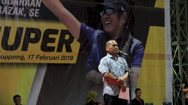 Sekda Kabupaten Soppeng, Andi Tenri Sessu memberikan arahan pada lomba pidato tingkat SMA/Sederajat di Lapangan Gasis, Watansoppeng, Jumat (15/02/2019).