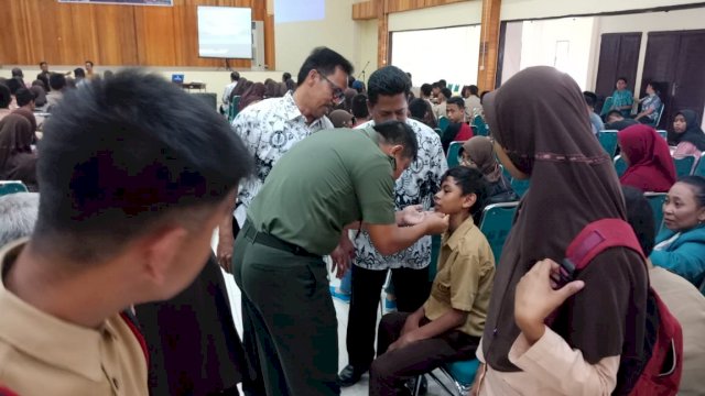 Komandan Kodim 1432 Soppeng, Letkol Arm. Fajar Catur Prasetyo menyapa siswa saat membawakan materi wawasan kebangsaan kepada siswa SMP se-Kabupaten Soppeng, Sabtu (16/02/2019).