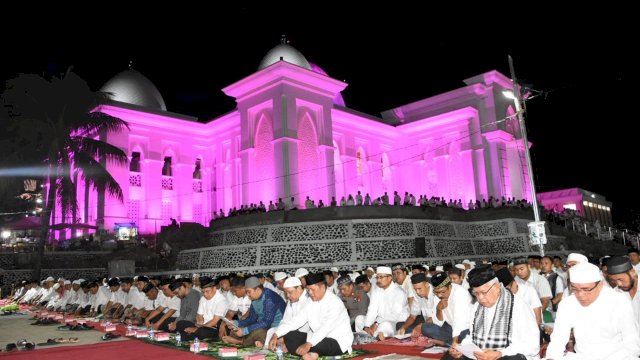 Dzikir Akbar peringatan tiga tahun kepemimpinan Andi Kaswadi Razak sebagai Bupati Soppeng, di halaman Masji Darussalam, Watansoppeng, Sabtu (16/02/2019).