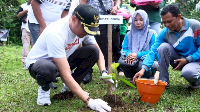 Di Gerakan Penanaman 30 Ribu Pohon, Adnan : Mari Jaga Alam Kita