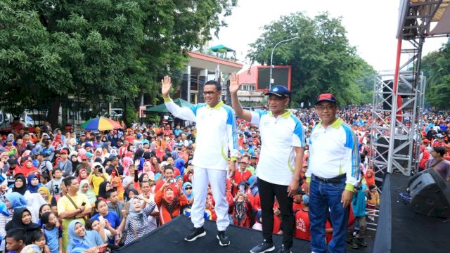 Menteri Pendidikan dan Kebudayaan Muhadjir Effendi, Bersama Gubernur Sulsel Nurdin Abdullah melepas peserta Jalan Sehat Gebyar Pendidikan, di Lapangan Hasanuddin, Makassar, Minggu (17/02/2019).
