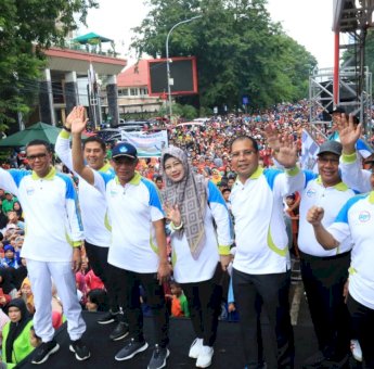 Lepas Peserta Jalan Sehat di Makassar, Mendikbud Janji Perbaiki Sekolah Rusak dan Prioritaskan Guru Honorer