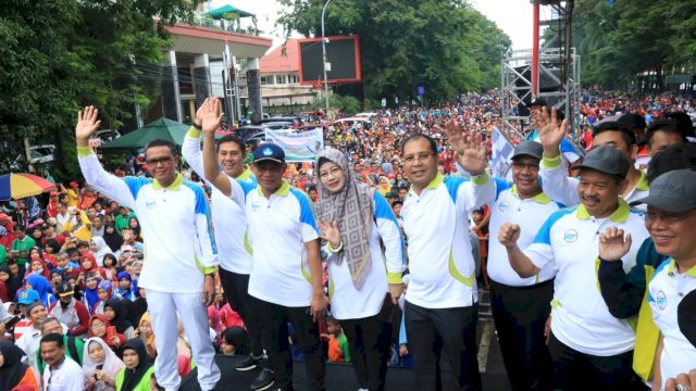 Pelepasan Gerak Jalan Gebyar Pendidikan di Lapangan Hasanuddin Makassar, Minggu (17/02/2019).