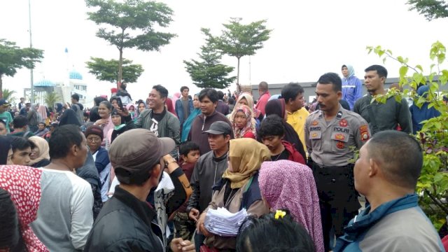 Petugas Dinas Sosial Kota Makassar melakukan pendataan JKN-KIS PBI di kawasan Car Free Day (CFD) Pantai Losari,Minggu (17/02/2019).