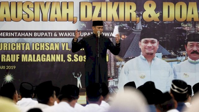 Bupati Gowa, Adnan Purichta Ichsan memberikan sambutan pada dzikir, tausiah dan doa di Masjid Syekh Yusuf, Minggu (17/02/2019).