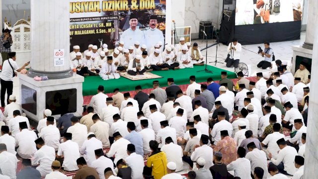 Dzikir, tausiyah dan doa bersama peringatan tiga tahun kepemimpinan Bupati dan Wakil Bupati Gowa, Adnan Purichta Ichsan dan Abd Rauf Malaganni, di Masjid Agung Syekh Yusuf, Minggu (17/02/2019).