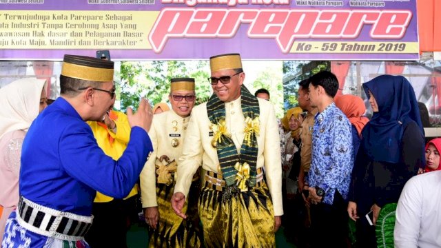 Gubernur Sulsel Nurdin Abdullah didampingi Wali Kota Parepare Taufan Pawe pada perayaan HUT Kota Parepare, di Lapangan Andi Makkasau, Senin (18/02/2019).