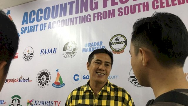 Wakil Wali Kota Makassar, Syamsu Rizal (Deng Ical) diwawancarai awak media saat menghadiri penutupan lomba akutansi tingkat Mahasiswa se-Indonesia (Accounting Fest) di menara Phinisi UNM, Minggu (17/02/2019).