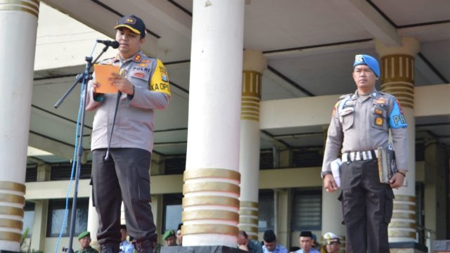 Kapolres Soppeng, AKBP Dedy Dewantho memimpin upacara di Halaman Kantor Bupati Soppeng, Senin (19/02/2019).