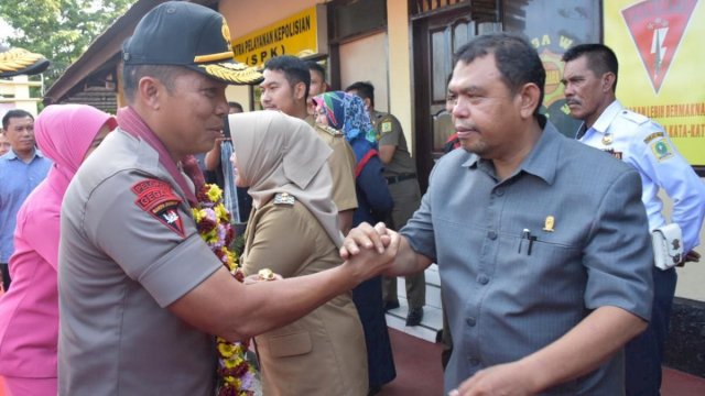 Ketua DPRD Sinjai, Abd Haris Umar salam komando dengan Kapolda Sulsel, Irjen Pol Drs. Hamidin, di Aula Polres Sinjai, Selasa (19/02/2019).