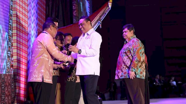 Wali Kota Makassar, Moh. Ramdhan Pomanto menerima penghargaan SAKIP Award dari Menteri PenpanRB Syaifuddin, di Four Points Hotel, Makassar, Selasa (19/02/2019).