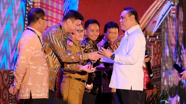 Bupati Gowa, Adnan Purichta Ichsan menerima penghargaan SAKIP Award 2018 dari MenpanRB Syafruddin, di Four Point By Sheraton Makassar, Selasa (19/02/2019).