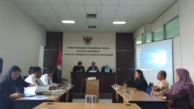 Sidang KPPU terhadap dugaan persekongkolan tender paket pemeliharaan jalan Bateballa dan Jatia di Kabupaten Bantaeng, Selasa (19/02/2019).