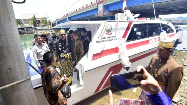 Gubernur Sulsel, Nurdin Abdullah meninjau Ambulance Laut yang akan dipergunakan masyarakat kepulauan Pangkep, Kamis (21/02/2019).