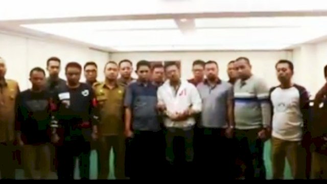 Video mantan Gubernur Sulsel Syahrul Yasin Limpo (SYL), bersama 15 Camat se Kota Makassar yang menyatakan dukungan kepada pasangan Capres-Cawapres Jokowi-Ma'ruf.