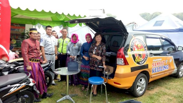 Samsat keliling UPT Bapenda Sulsel wilayah Pangkep yang hadir pada perayaan HUT Pangkep ke-59, Kamis (21/02/2019).