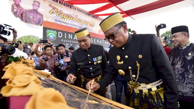 Gubernur Sulsel Nurdin Abdullah, bersama Bupati Pangkep Syamsuddin A Hamid menandatangani prasasti pada perayaan HUT ke-59 Kabupaten Pangkep, Kamis (22/02/2019).