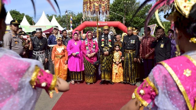 Gubernur Sulsel, Nurdin Abdullah bersama isteri Lietiaty F Nurdin menghadiri hari jadi kabupaten Pangkep ke-59, Kamis (21/02/2019).