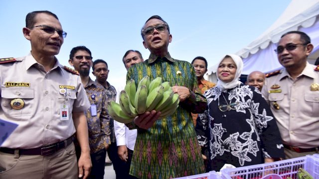 Gubernur Sulsel memegang pisang, salah satu hasil pertanian Sulsel yang akan diekspor ke Luar Negeri, Sabtu (23/02/2019).