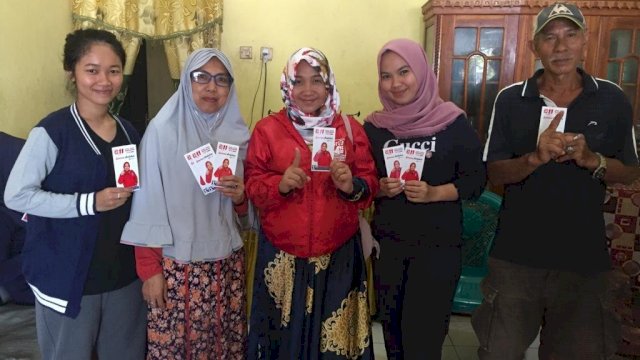 Calon Anggota DPRD Sulsel, Sari Bulan (tengah) bersama masyarakat Kabupaten Soppeng, Sabtu (23/02/2019).