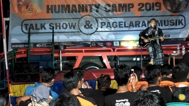 menghibur potensi SAR se-Sulselbar pada pergelaran musik Humanity Camp 2019, di Kabupaten Maros, sabtu (23/02/2019).