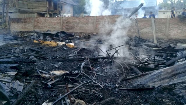 Sisa puing-puing empat rumah warga yang habis terbakar di kampung Anrangae, Desa Rompegading, Kecamatan Liliriaja, Kabupaten Soppeng, Minggu (24/02/2019).