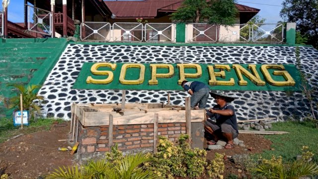 Pembuatan pondasi dudukan meriam di taman kalong, Watansoppeng, Kabupaten Soppeng, Selasa (26/02/2019).